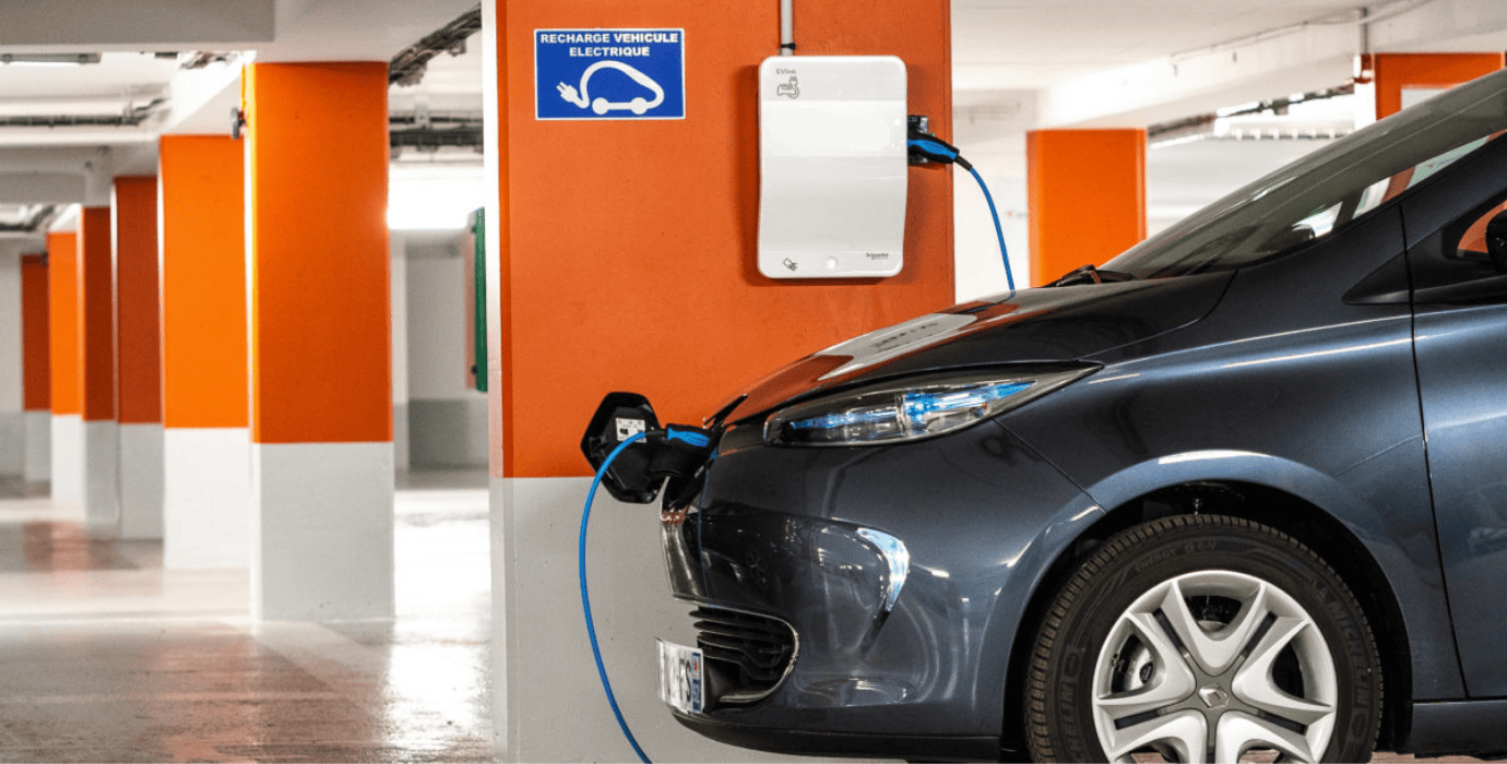 Véhicule électrique citadin branché à une borne de recharge Zeplug en Parking souterrain