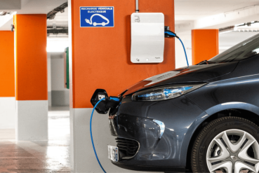 Véhicule électrique citadin branché à une borne de recharge Zeplug en Parking souterrain