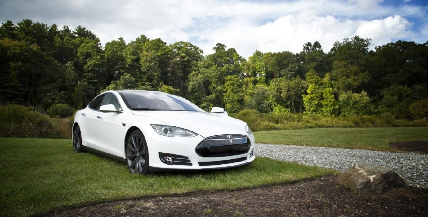 Véhicule électrique stationné dans la nature