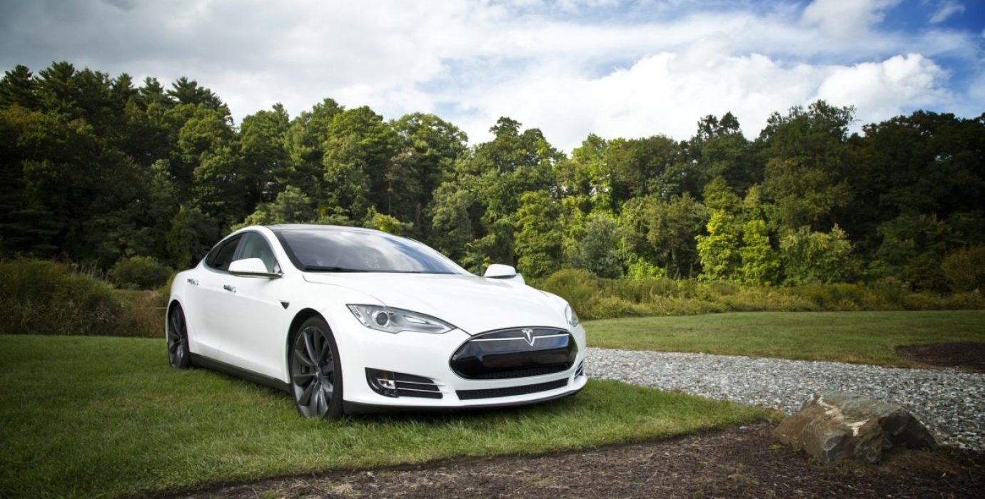 Véhicule électrique stationné dans la nature