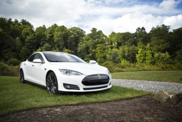 Véhicule électrique stationné dans la nature