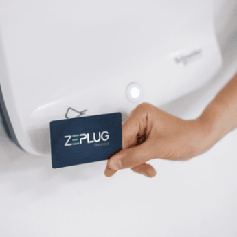 Un collaborateur activant une borne de recharge Zeplug à l'aide de son badge