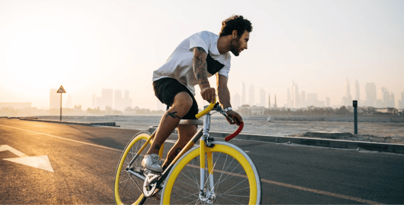 Homme faisant du vélo sur une route