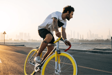 Homme faisant du vélo sur une route