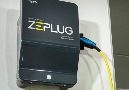 Borne de recharge noire murale Zeplug branchée