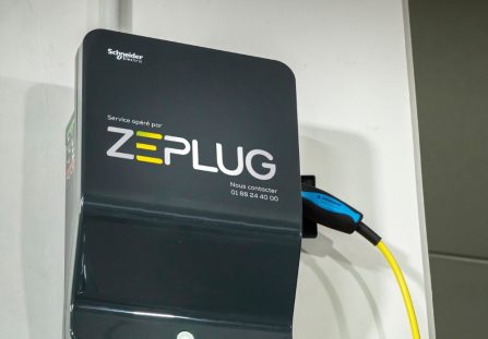 Borne de recharge noire murale Zeplug branchée