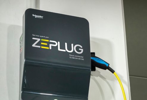 Borne de recharge noire murale Zeplug branchée