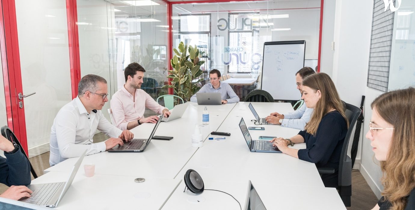 Réunion de collaborateurs Zeplug dans leurs Bureaux