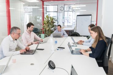 Réunion de collaborateurs Zeplug dans leurs Bureaux