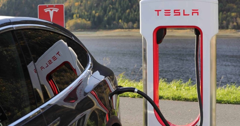 Voiture électrique branchée à une borne de recharge publique