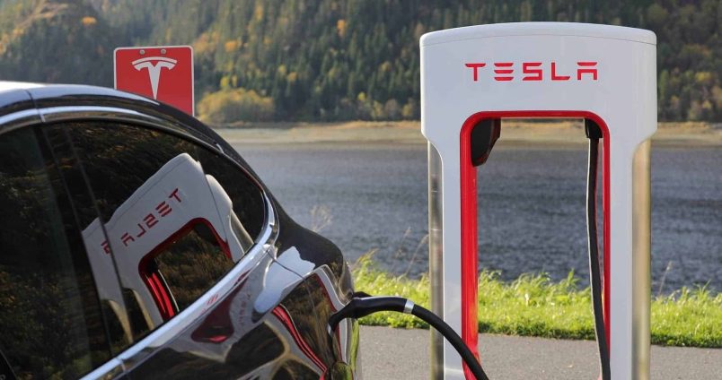 Voiture électrique branchée à une borne de recharge publique