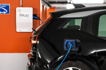 Voiture électrique citadine se rechargeant dans un parking souterrain par une borne de recharge Zeplug