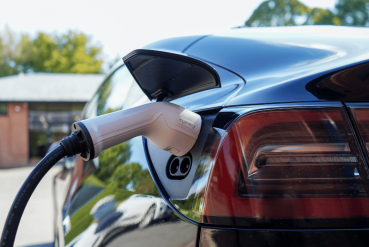 cordon de recharge branché à un véhicule électrique