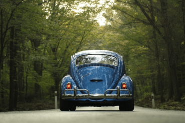 Véhicule anciennement thermique et nouvellement électrifié, roulant en pleine foret