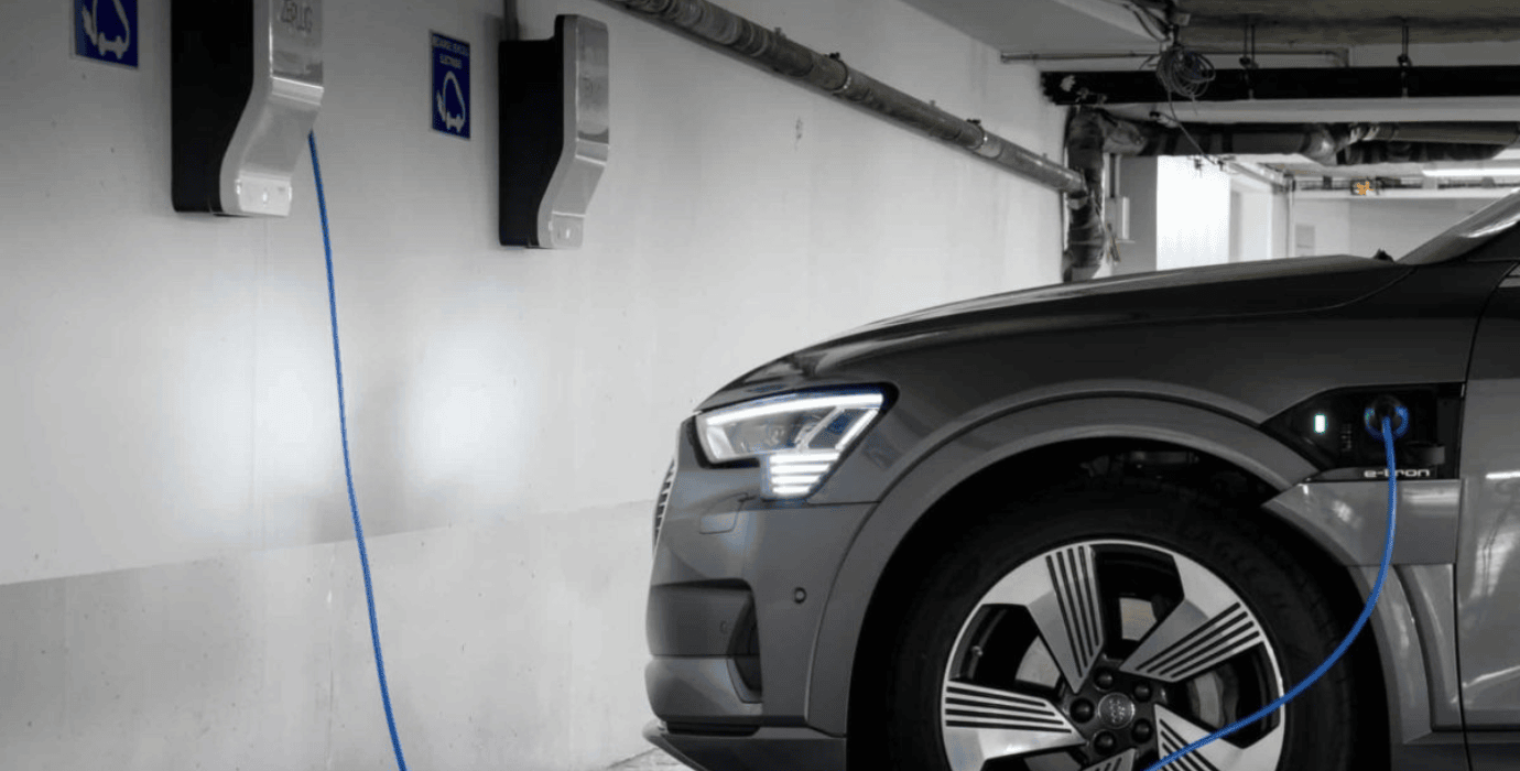 Véhicule électrique branché à une borne de recharge Zeplug dans un parking souterrain