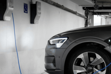 Véhicule électrique branché à une borne de recharge Zeplug dans un parking souterrain