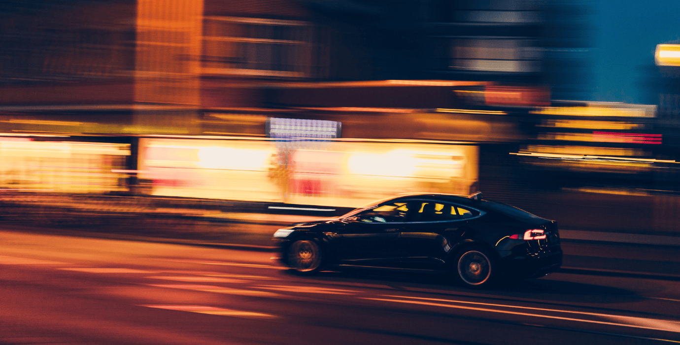 Voiture électrique roulant en pleine nuit