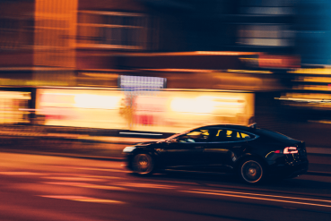 Voiture électrique roulant en pleine nuit