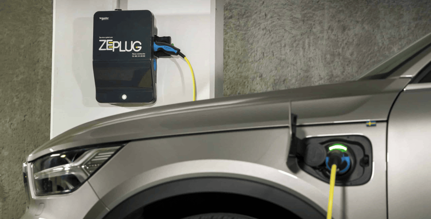 Véhicule électrique branché à une borne de recharge Zeplug dans un parking souterrain