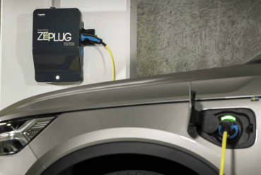 Véhicule électrique branché à une borne de recharge Zeplug dans un parking souterrain