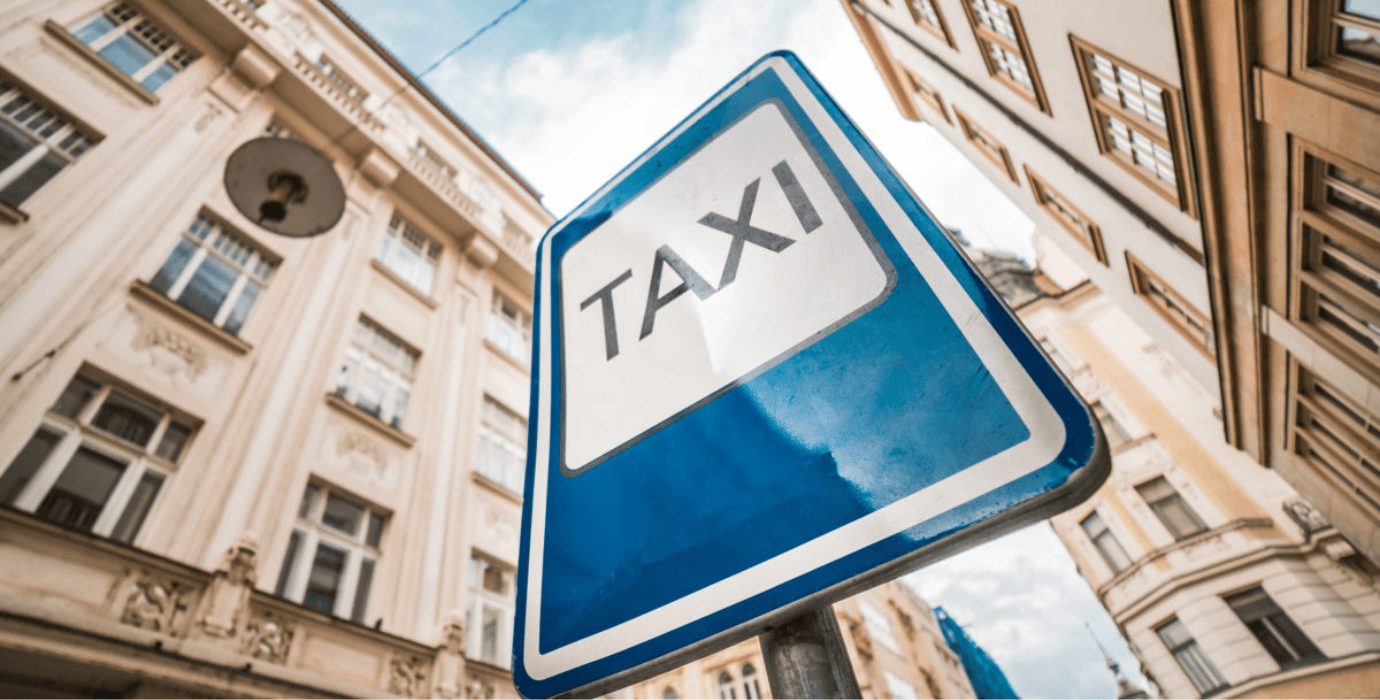 Panneau de taxi dans la rue