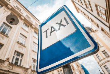 Panneau de taxi dans la rue