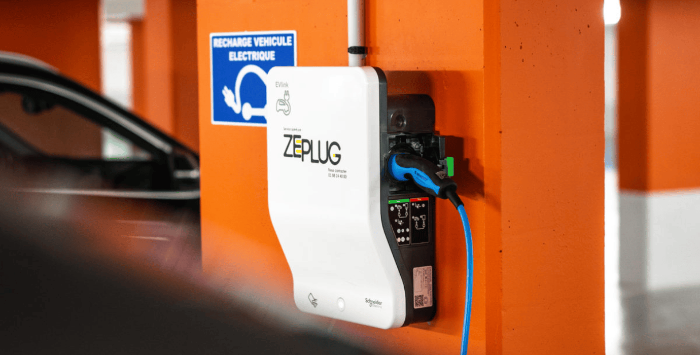 Borne de recharge Zeplug branchée à un véhicule électrique dans un parking souterraibn