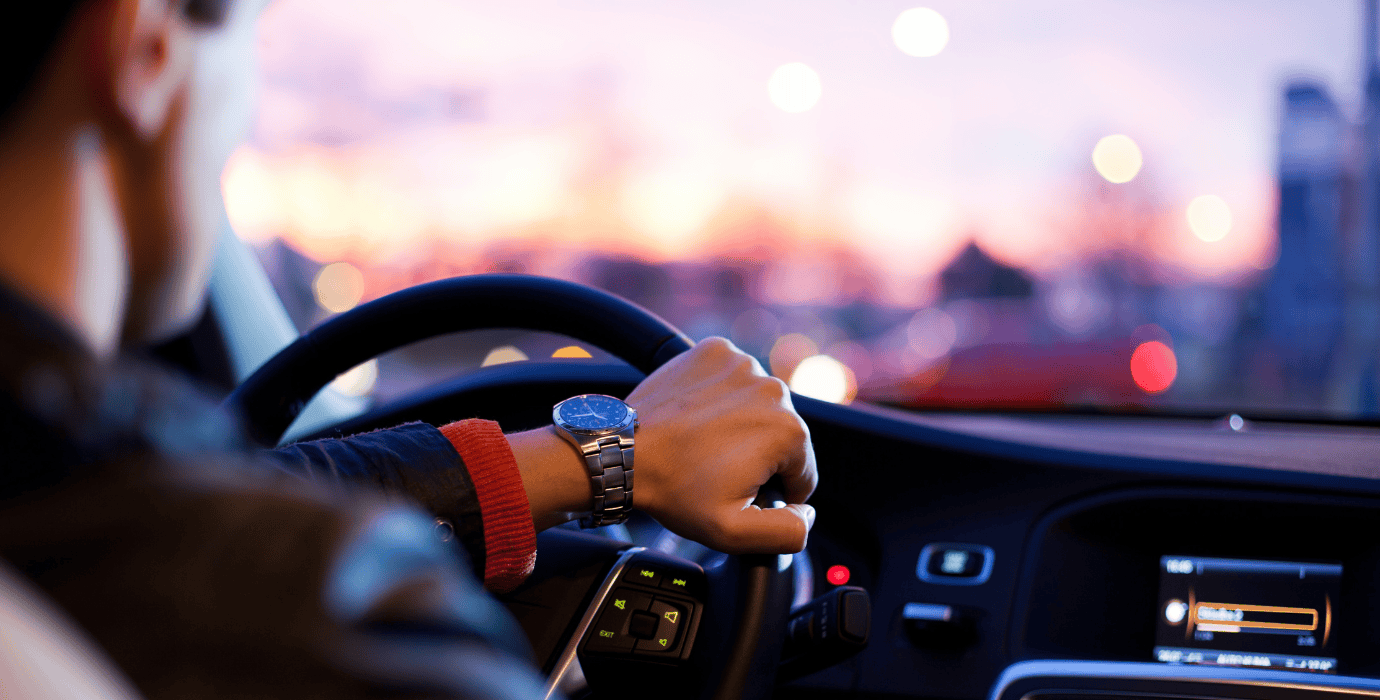 Un homme conduisant un véhicule électrique