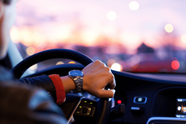 Un homme conduisant un véhicule électrique