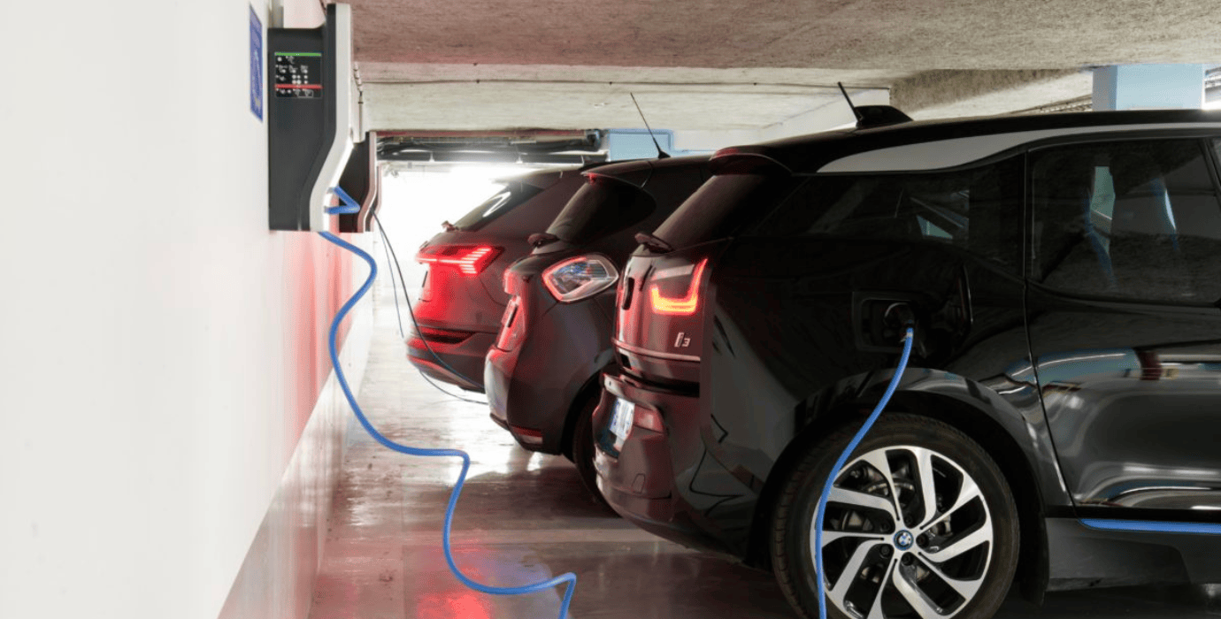 Trois voitures électriques branchées à des bornes de recharges Zeplug en parking souterrain