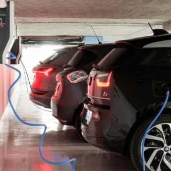 Trois voitures électriques branchées à des bornes de recharges Zeplug en parking souterrain