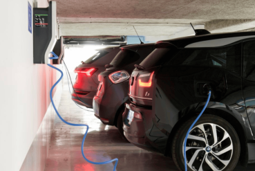 Trois voitures électriques branchées à des bornes de recharges Zeplug en parking souterrain