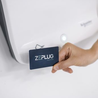 Un collaborateur activant une borne de recharge Zeplug à l'aide de son badge