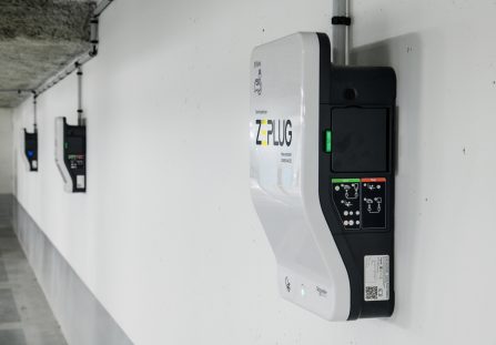 Une rangée de bornes de recharge Zeplug dans le parking souterrain d'une entreprise