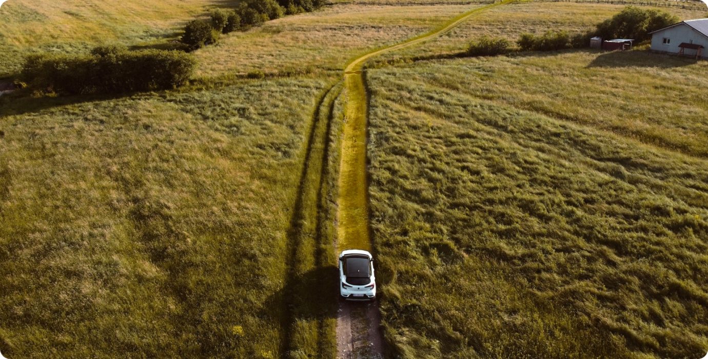 Véhicule électrique roulant sur un chemin dans un champ