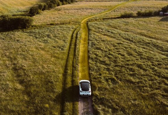Véhicule électrique roulant sur un chemin dans un champ