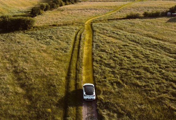 Véhicule électrique roulant sur un chemin dans un champ