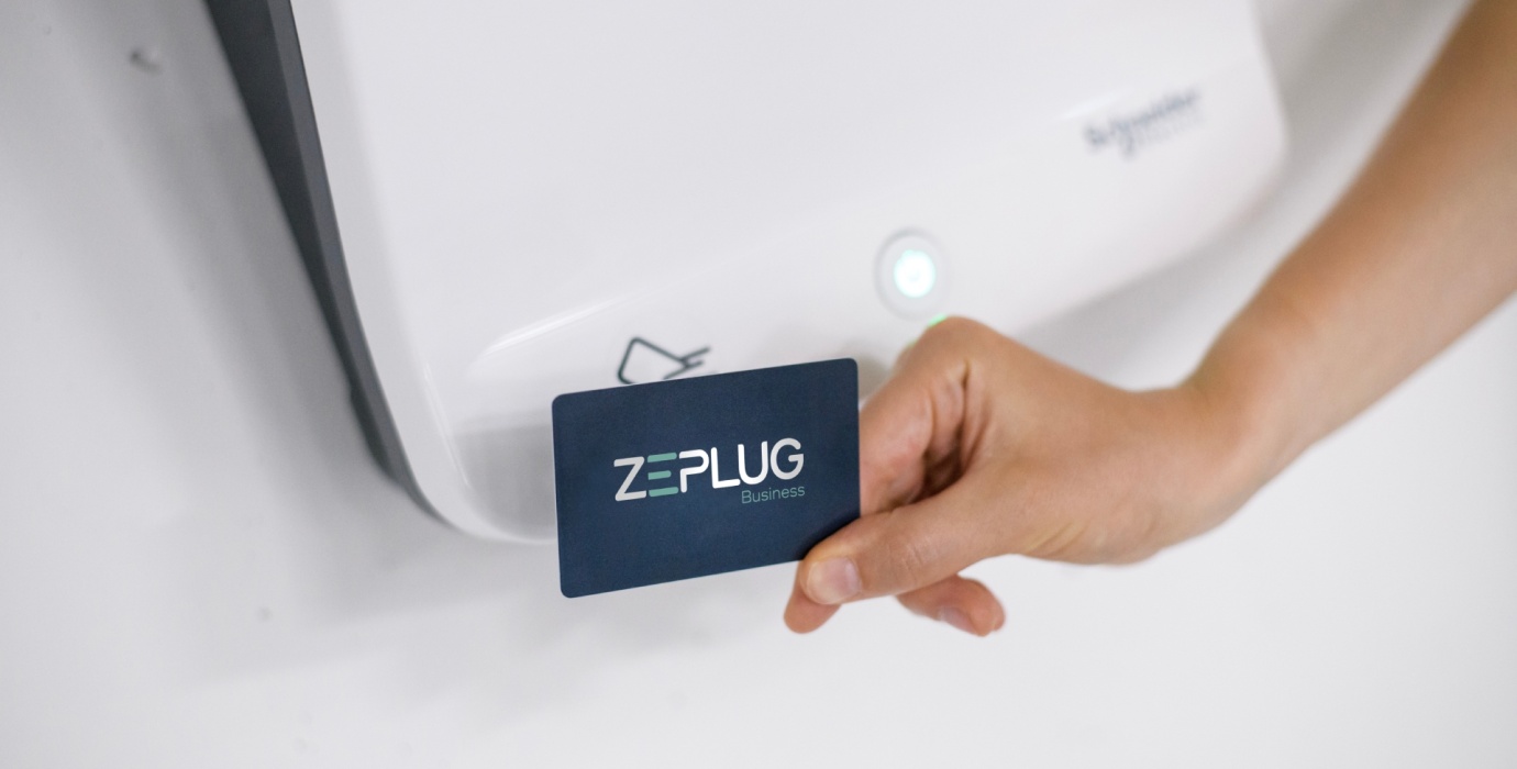 Badge Zeplug Business activant une borne de recharge