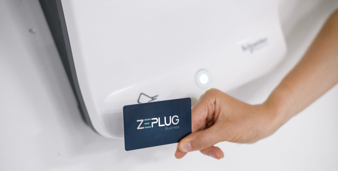 Badge Zeplug Business activant une borne de recharge