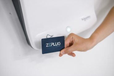 Badge Zeplug Business activant une borne de recharge