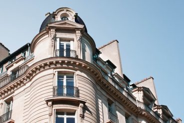 Copropriété parisienne en contre plongée