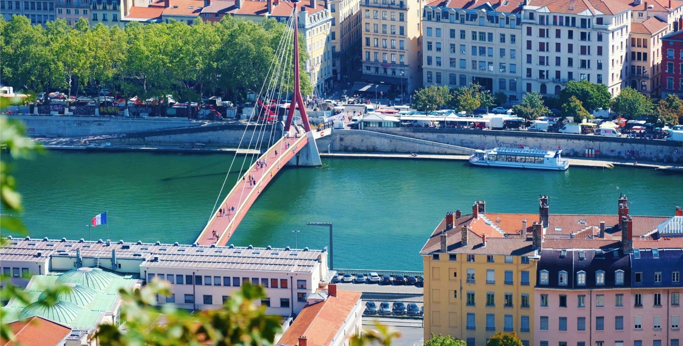 Les quais de Lyon durant une journée d'été ensoleillée