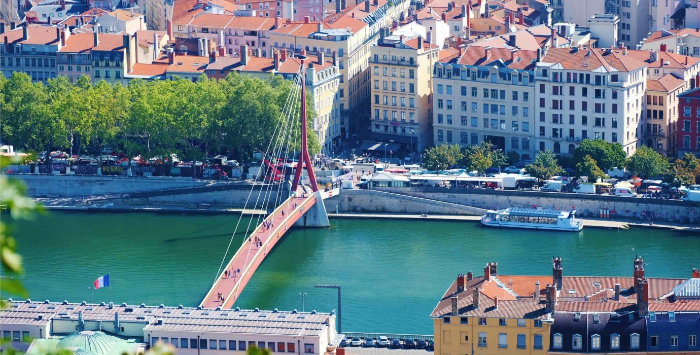 Les quais de Lyon durant une journée d'été ensoleillée