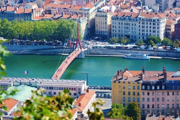 Les quais de Lyon durant une journée d'été ensoleillée