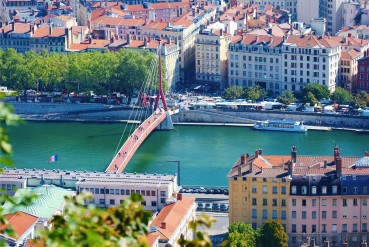 Les quais de Lyon durant une journée d'été ensoleillée