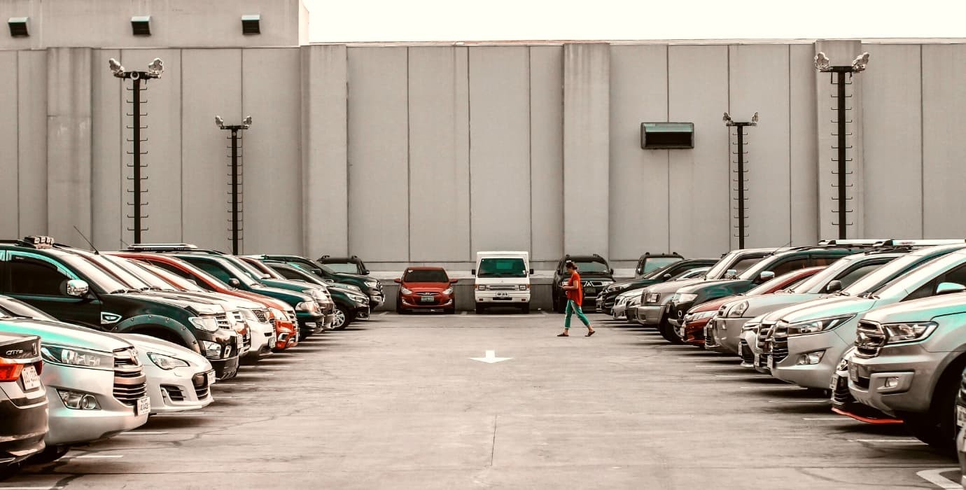 Véhicules garés sur un parking