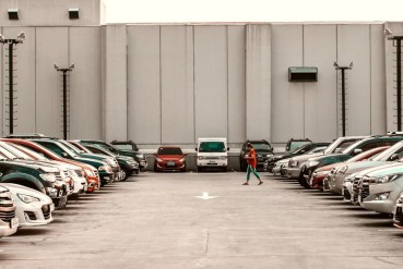 Véhicules garés sur un parking