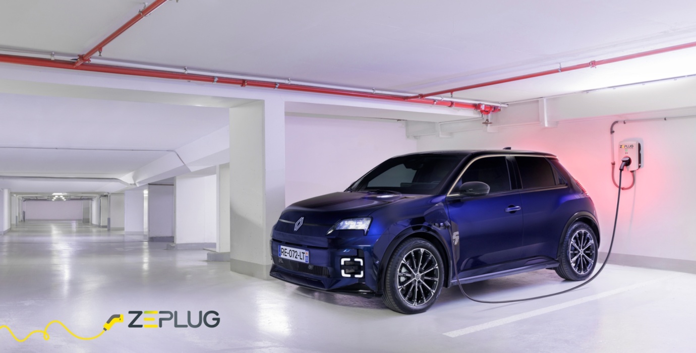 Voiture électrique Renault R5 bleue en train de se recharger sur une borne Zeplug dans un parking souterrain moderne, bien éclairé.