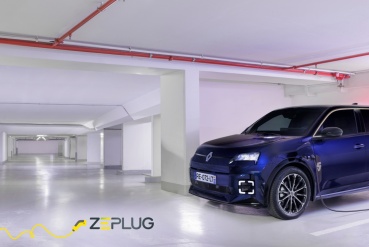 Voiture électrique Renault R5 bleue en train de se recharger sur une borne Zeplug dans un parking souterrain moderne, bien éclairé.