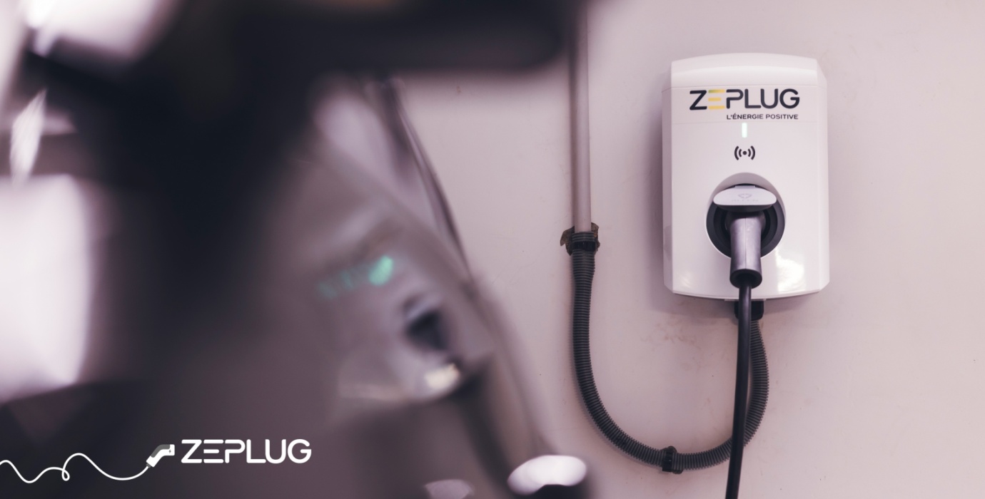 Gros plan borne de recharge Zeplug, dans un parking.